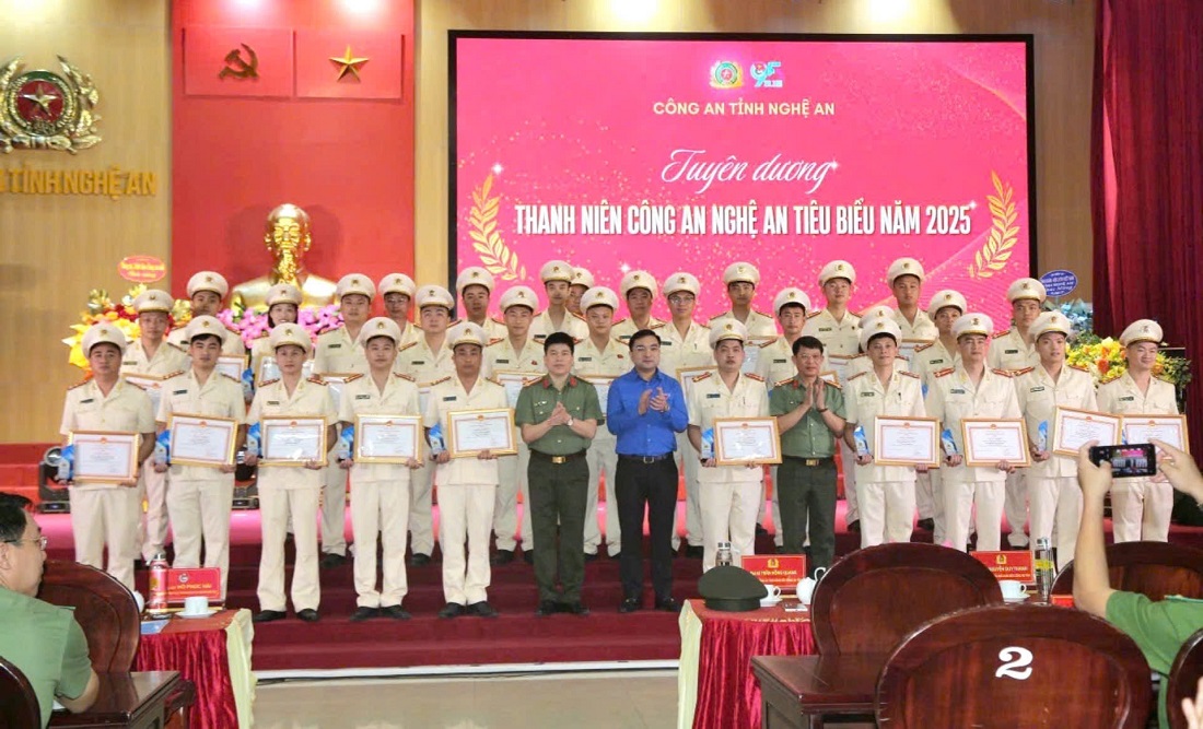 Đồng chí Đại tá Trần Hồng Quang, Phó Giám đốc Công an tỉnh và đồng chí Hồ Phúc Hải, Phó Bí thư Thường trực Tỉnh đoàn, Chủ tịch Hội sinh viên tỉnh tuyên dương đoàn viên, thanh niên tiêu biểu năm 2025