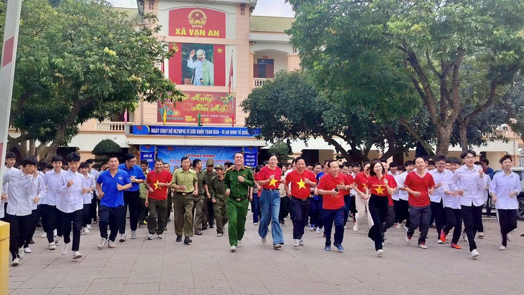 Công an xã Vạn An hưởng ứng “Ngày chạy Olympic - Vì sức khỏe toàn dân – Vì an ninh Tổ quốc”