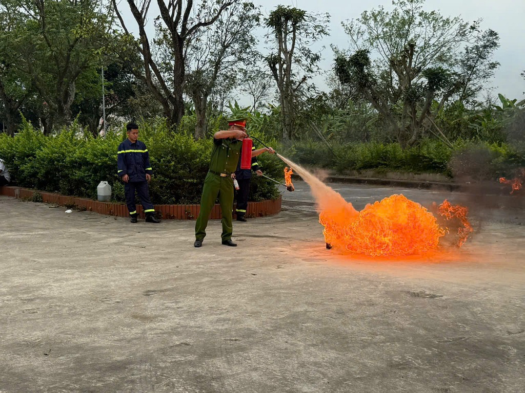Công an xã Vạn An hướng dẫn thực hành phương án chữa cháy và cứu nạn, cứu hộ.