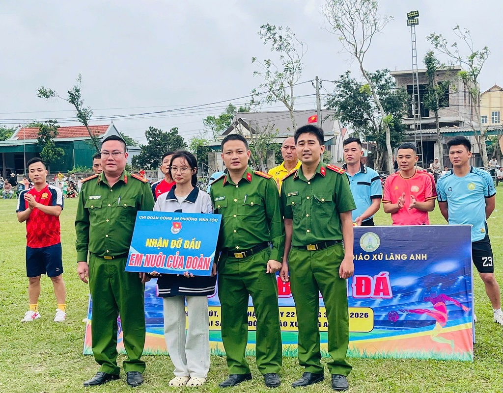 Chi đoàn Công an phường nhận đỡ đầu em Nguyễn Khánh Thùy