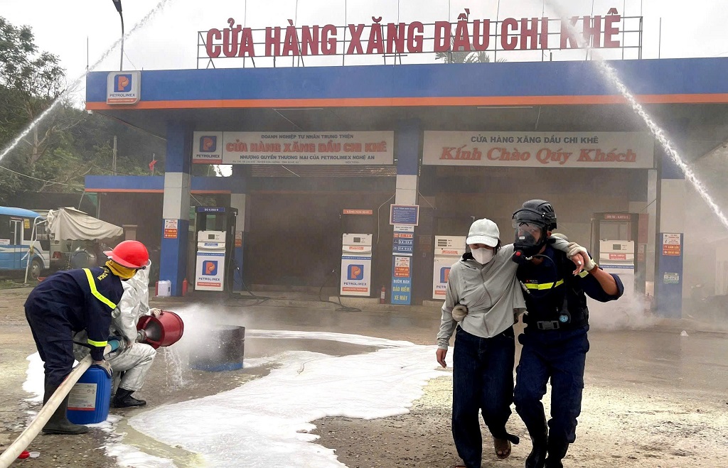  Các lực lượng phối hợp xử lý tình huống cháy giả định