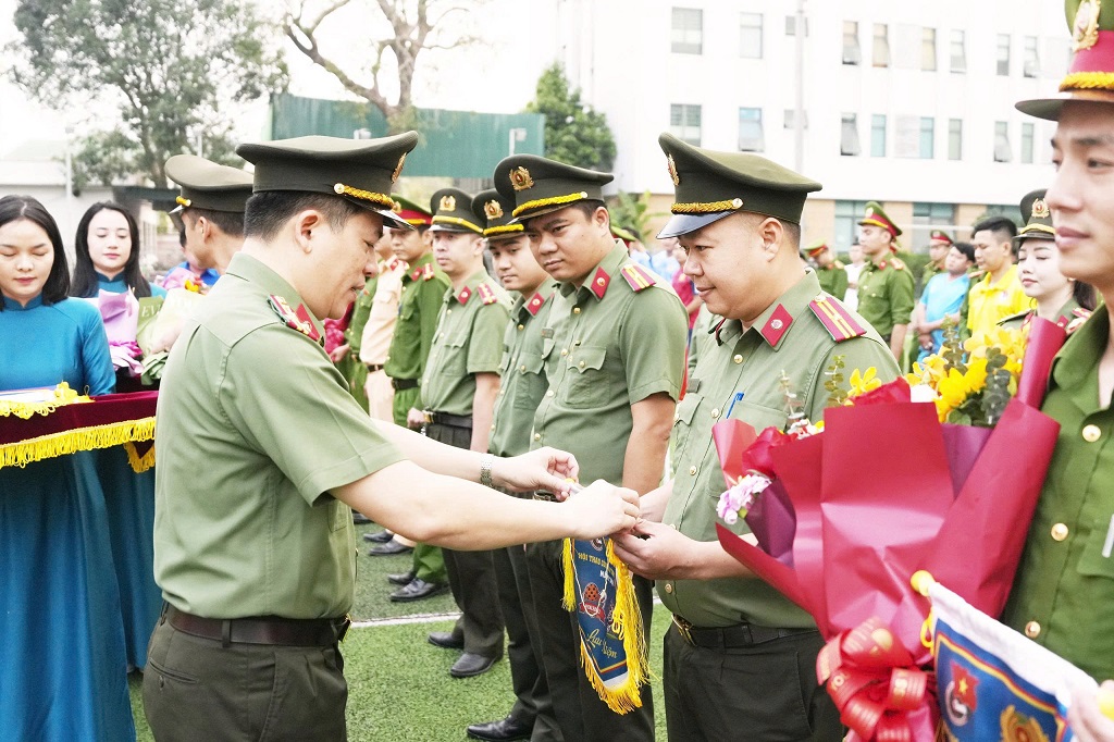 Đồng chí Đại tá Trần Hồng Quang, Phó Bí thư Đảng ủy - Phó Giám đốc Công an tỉnh tặng cờ lưu niệm