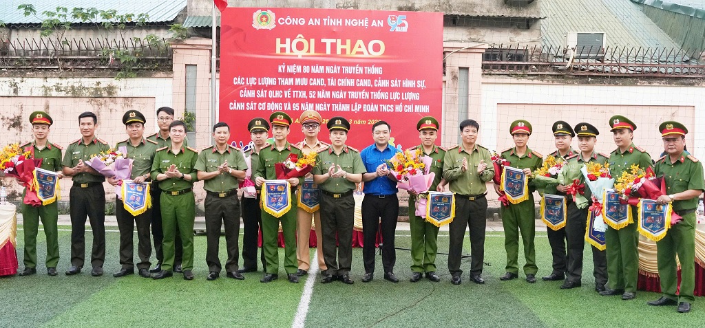 Đại biểu và các đoàn vận động viên chụp ảnh lưu niệm