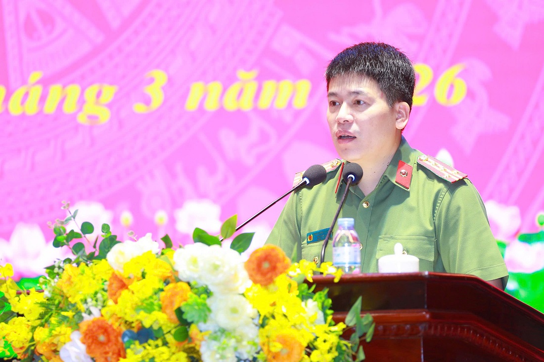 Đồng chí Đại tá Trần Hồng Quang - Phó Bí thư Đảng ủy, Phó Giám đốc Công an tỉnh phát biểu tại buổi lễ