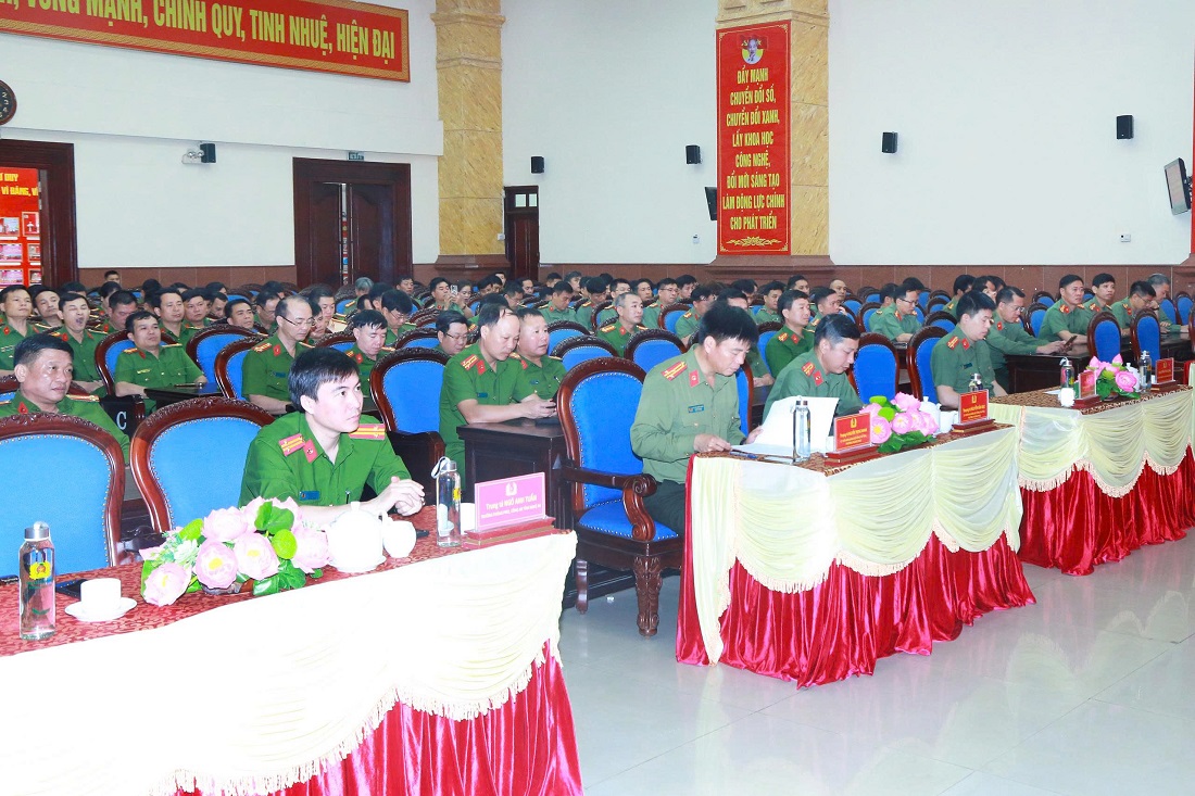 Đại biểu tham dự Lễ bế giảng