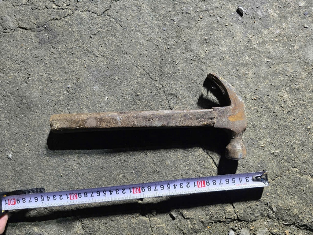 Chiếc búa mà đối tượng sử dụng để chống người thi hành công vụ