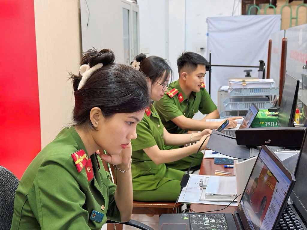 Công an xã livestream để tuyên truyền, hướng dẫn và trực tiếp giải đáp thủ tục hành chính cho Nhân dân