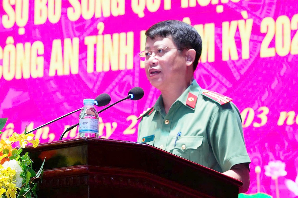 Đồng chí Thượng tá Đinh Anh Dũng, Ủy viên Ban Thường vụ Đảng ủy, Trưởng phòng Tổ chức cán bộ phát  biểu tại Hội  nghị