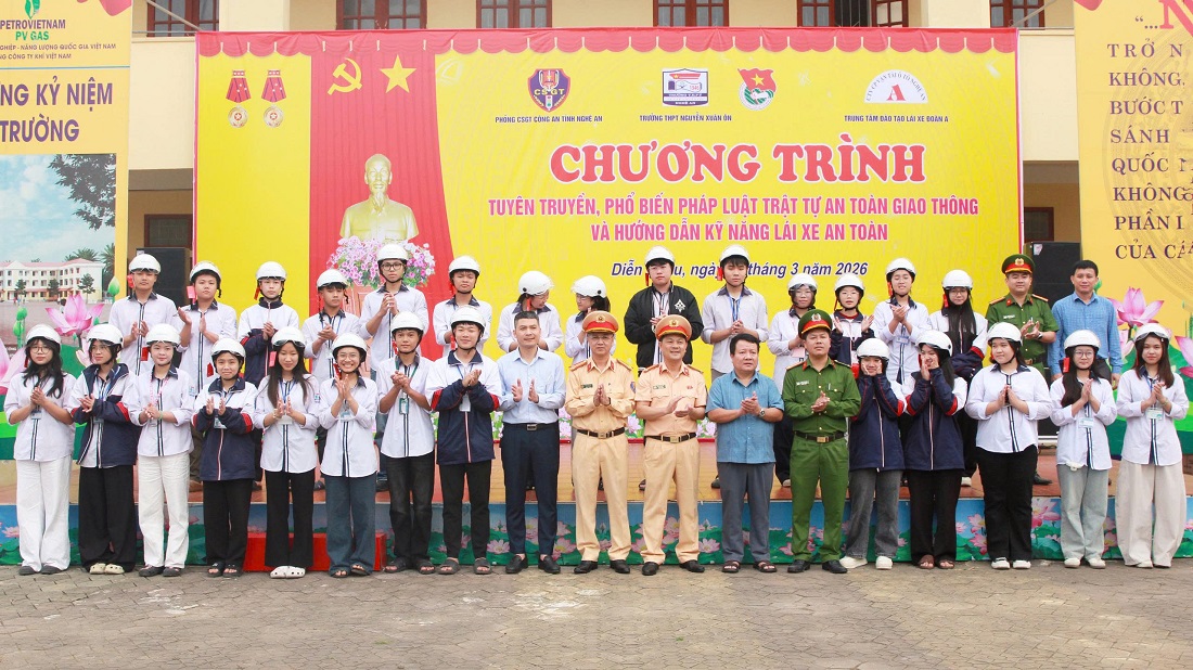 Đại biểu trao mũ bảo hiểm tặng học sinh