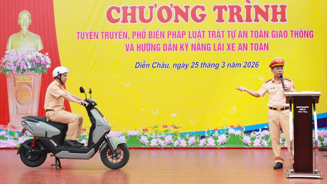 CSGT hướng dẫn kỹ năng lái xe an toàn cho học sinh 