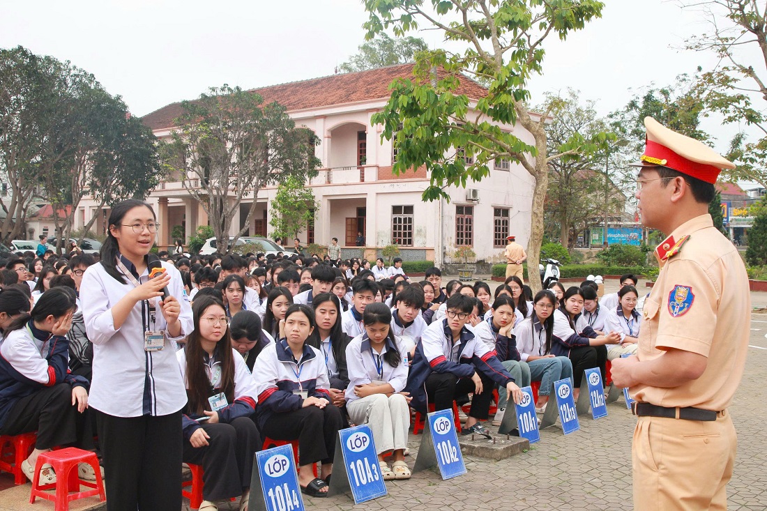 Học sinh đặt câu hỏi về ATGT học đường