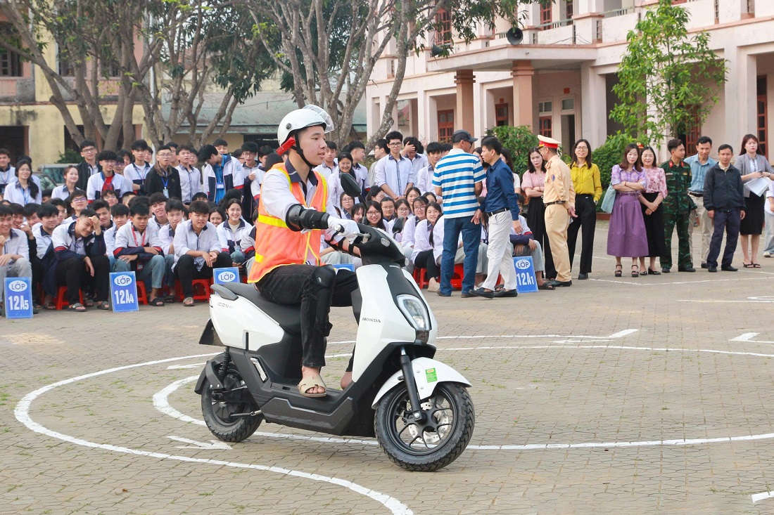 Học sinh thực hành kỹ năng lái xe an toàn
