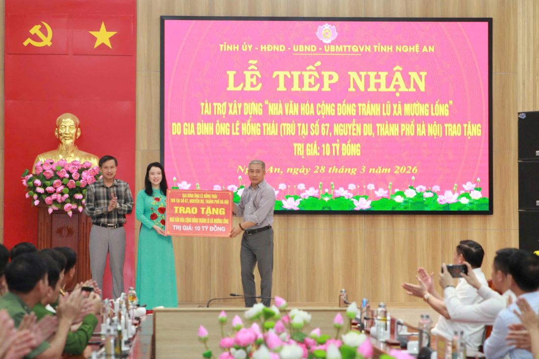 Ông Lê Văn Thái, đại diện Nhà tài trợ trao biểu trưng Công trình “Nhà văn hóa cộng đồng tránh lũ xã Mường Lống”