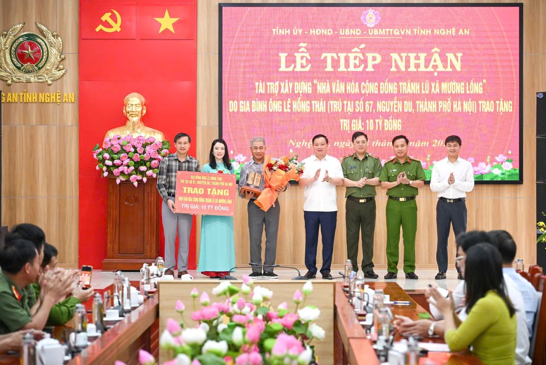 Các đồng chí: Nguyễn Khắc Thận - Ủy viên Trung ương Đảng, Bí thư Tỉnh ủy; Thiếu tướng Đinh Việt Dũng - Ủy viên Ban Thường vụ Tỉnh ủy, Bí thư Đảng ủy, Giám đốc Công an tỉnh cùng đại biểu tặng hoa cảm ơn ông Lê Văn Thái và gia đình