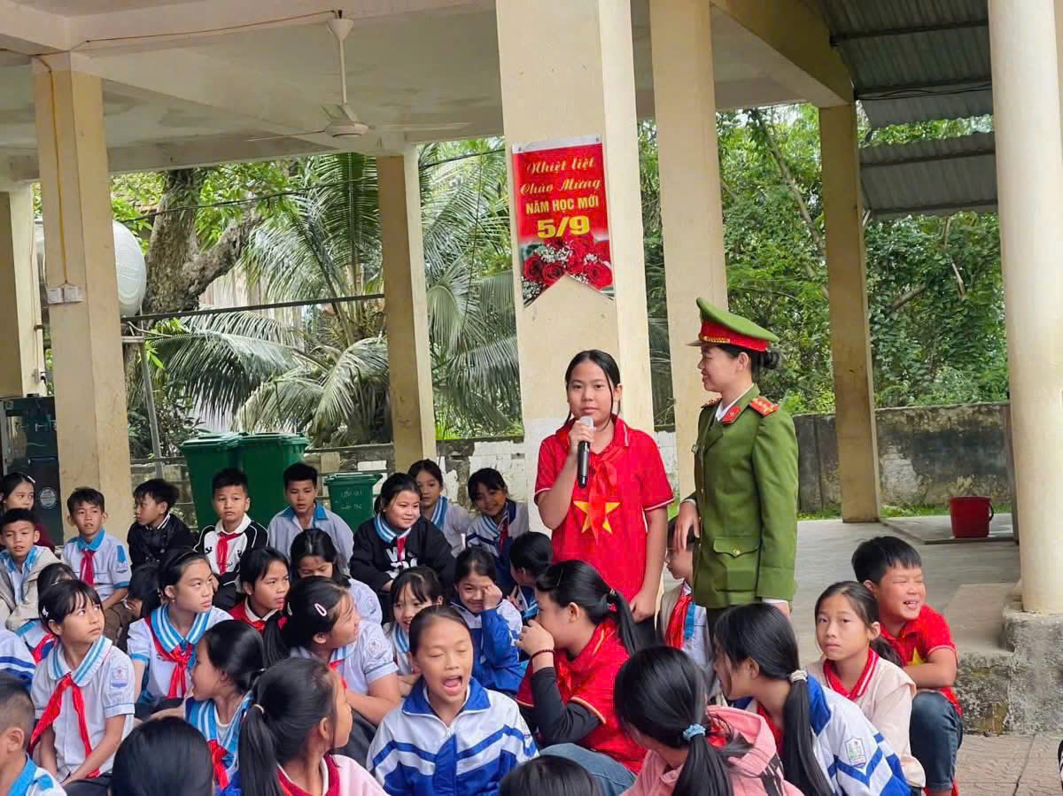 Công  an xã Tam Thái tuyên truyền Luật an toàn giao thông