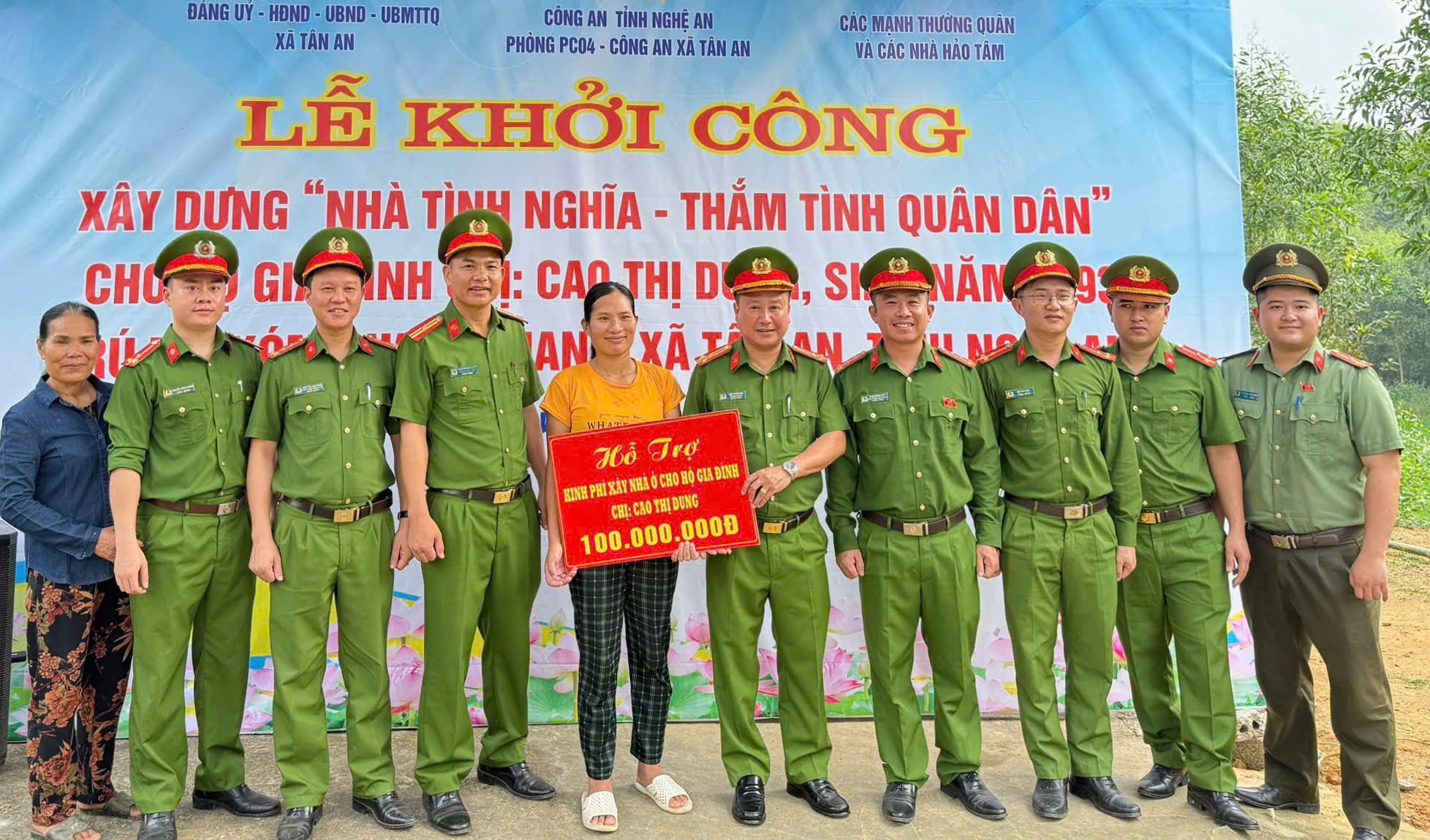 Trao biểu trưng hỗ trợ kinh phí xây nhà ở tặng gia đình chị Cao Thị Dung