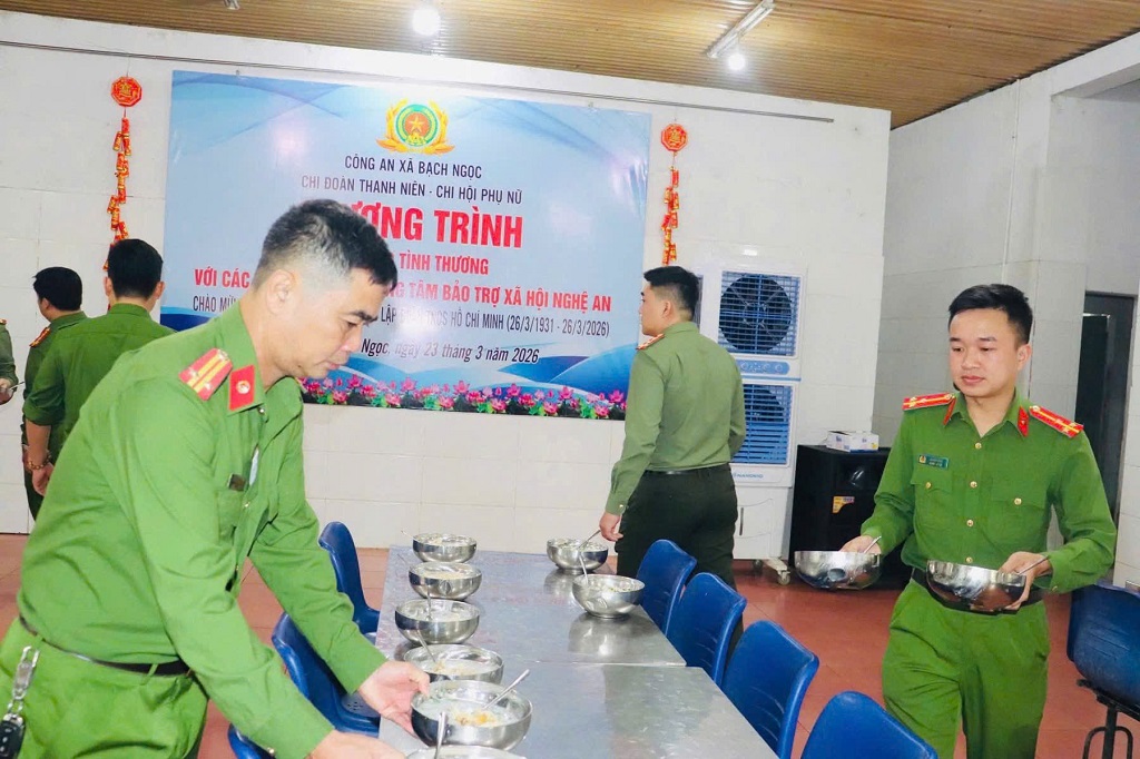 Những suất cháo nóng hổi được Chi đoàn và Chi hội Phụ nữ Công an xã Bạch Ngọc chuẩn bị chu đáo “Bát cháo tình thương” tại Trung tâm bảo trợ xã hội Nghệ An