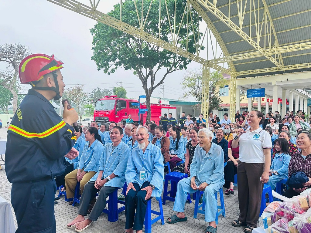 Những hình ảnh ý nghĩa trong chương trình tuyên truyền PCCC và lan tỏa yêu thương tới bệnh nhân tại Trung tâm Y tế Tân Kỳ