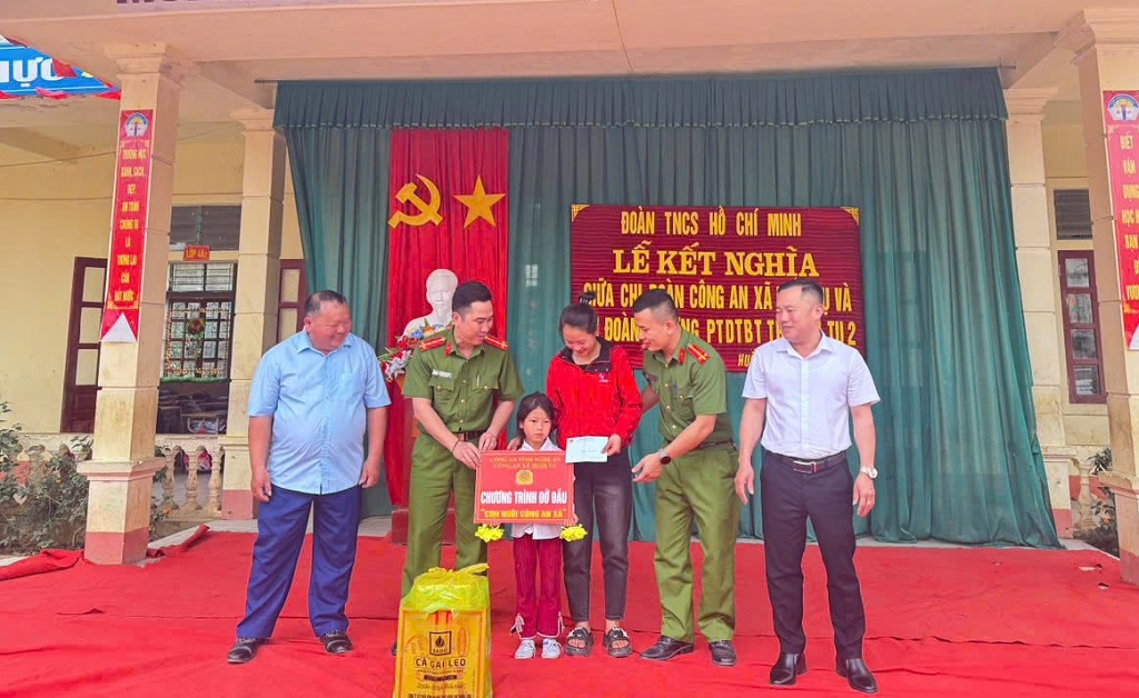 Hai Chi đoàn tặng quà học sinh nghèo Trường THP TDTBT Huồi Tụ 2