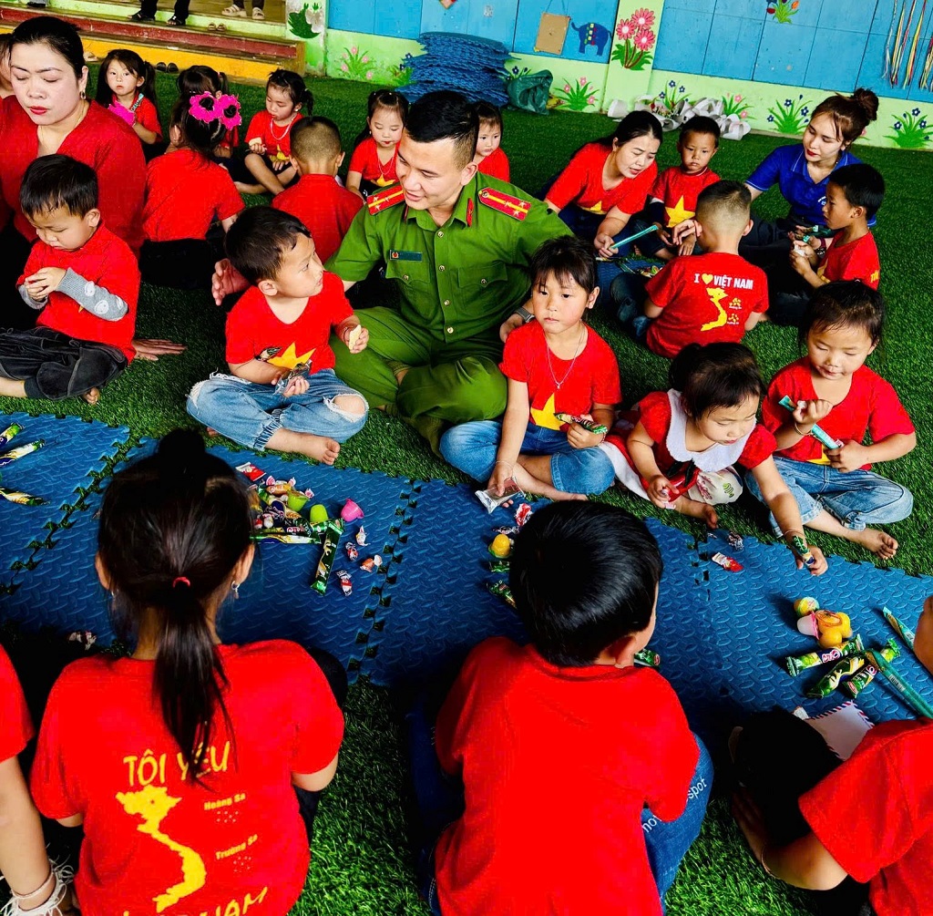 Công an xã Huồi Tụ tuyên truyền ATGT tại trường Mầm non
