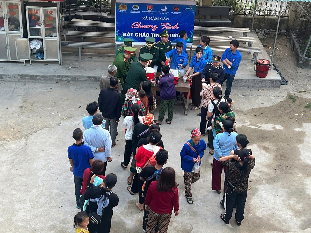 Chương trình “Nồi cháo nghĩa tình” tại Trung tâm y tế Kỳ Sơn