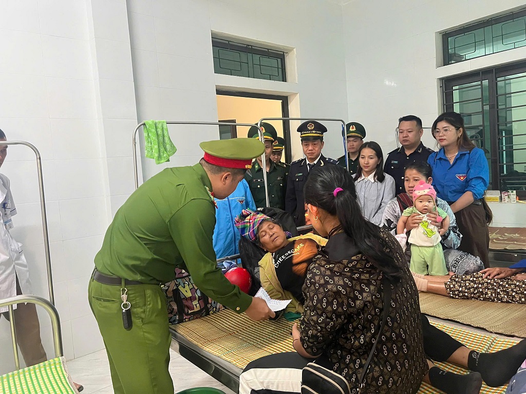 Tặng quà những bệnh nhân có hoàn cảnh khó khăn