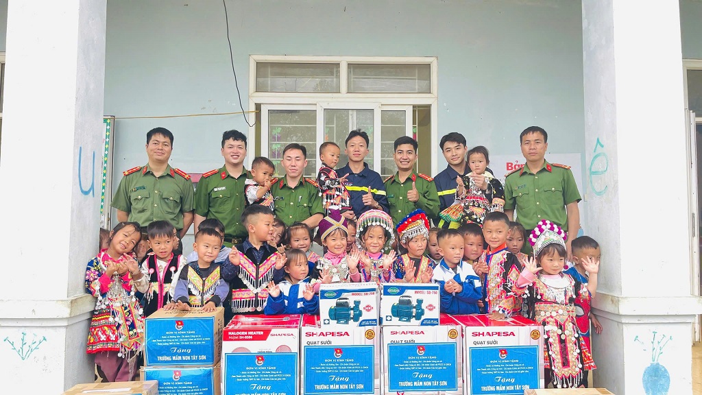 Đoàn trao quà tặng học sinh