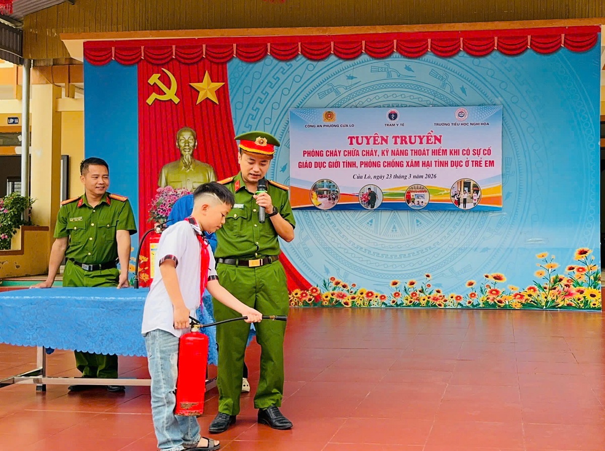 Học sinh được hướng dẫn kỹ năng sử dụng chữa cháy