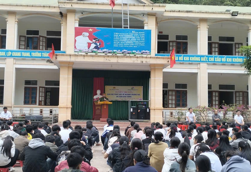 Công an xã Mỹ Lý tuyên truyền, phố biển, giáo dục pháp luật cho học sinh