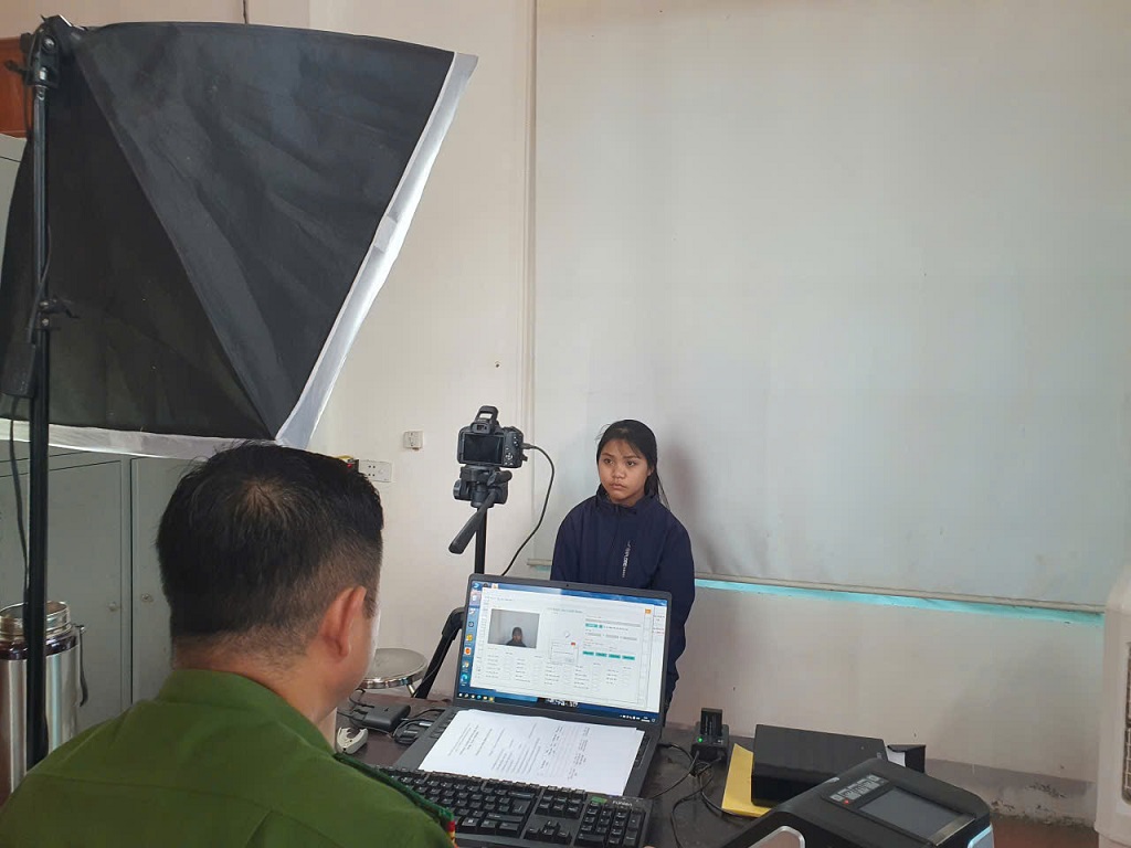 Hỗ trợ người dân làm căn cước giữa trưa để kịp thời đưa con đi khám bệnh