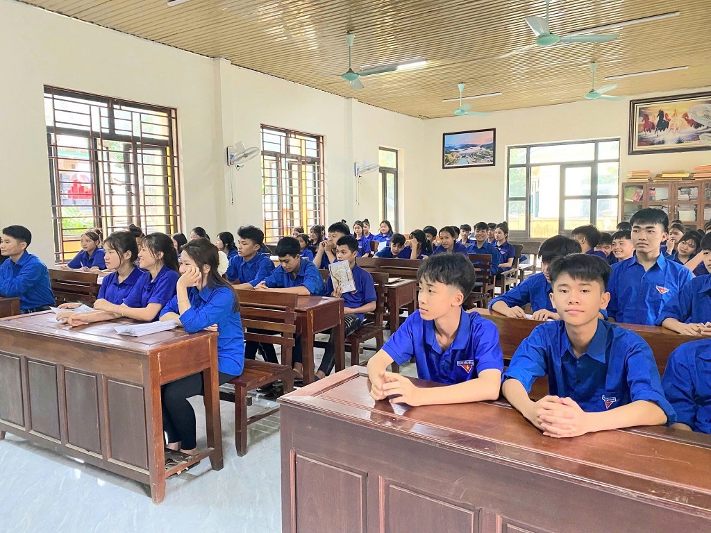 Công an xã Yên Na tuyên truyền, phổ biến giáo dục pháp luật về kiến thức an ninh mạng cho đoàn viên