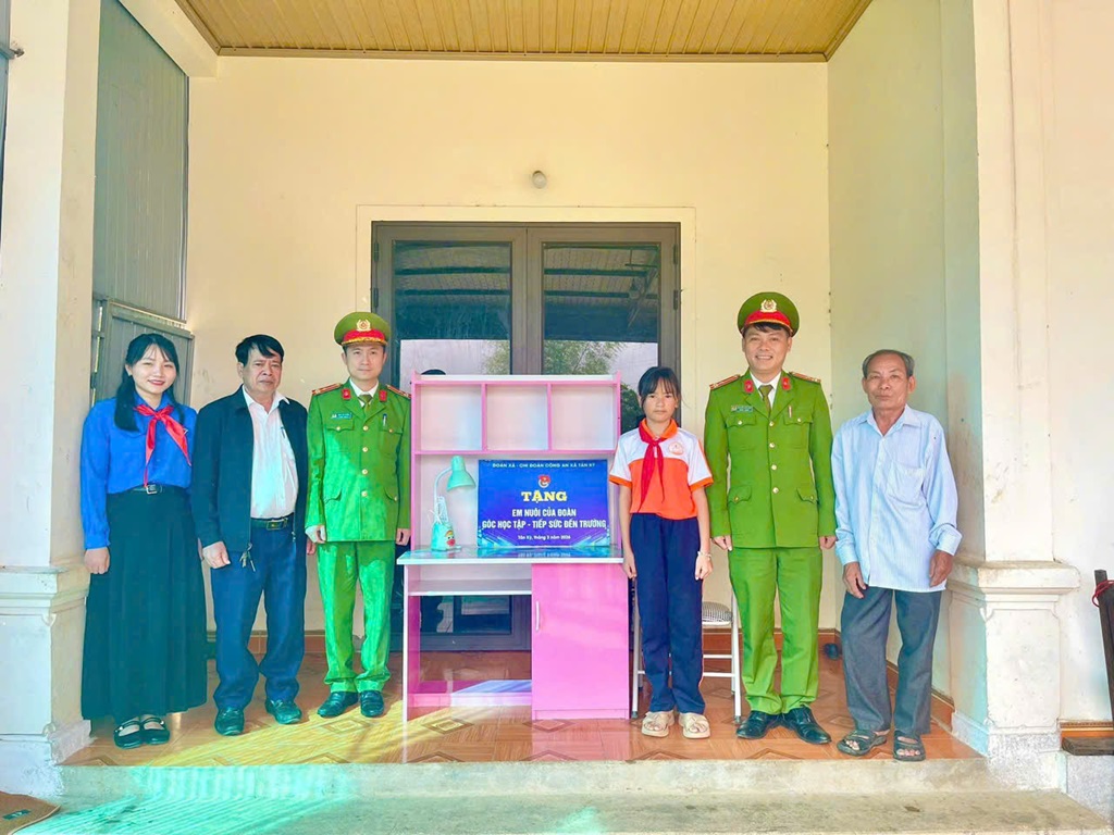 Công an xã Tân Kỳ trao quà tặng em nuôi của Đoàn