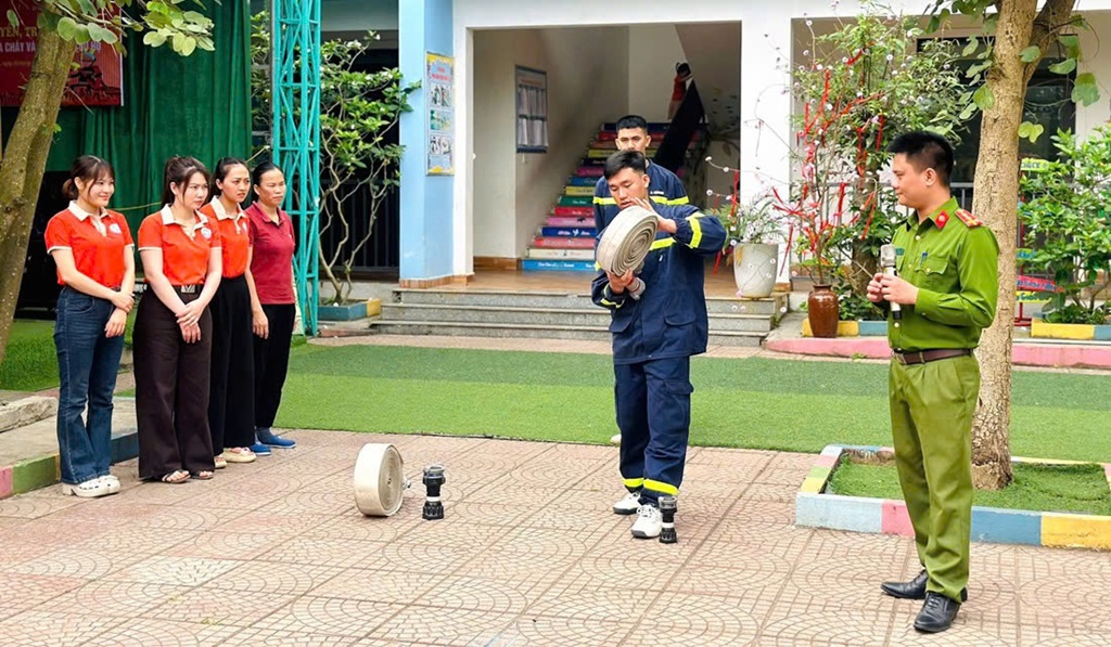 Công an xã Nghĩa Đàn tổ chức tuyên truyền, trải nghiệm, thực hành kỹ năng PCCC và CNCH