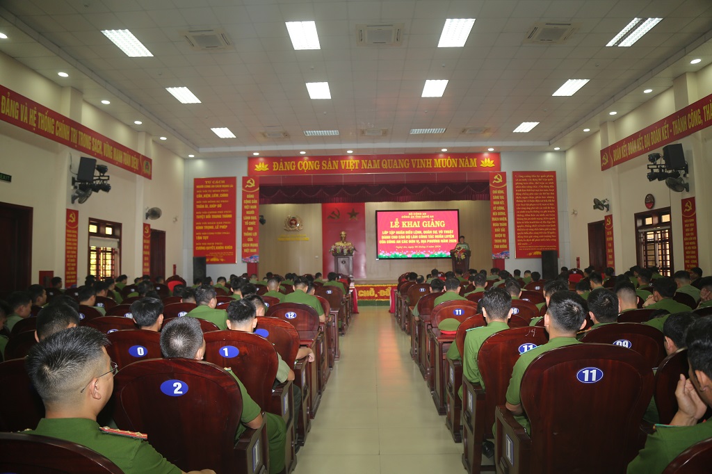Khai giảng Lớp tập huấn điều lệnh, quân sự, võ thuật Công an nhân dân dành cho cán bộ làm công tác huấn luyện