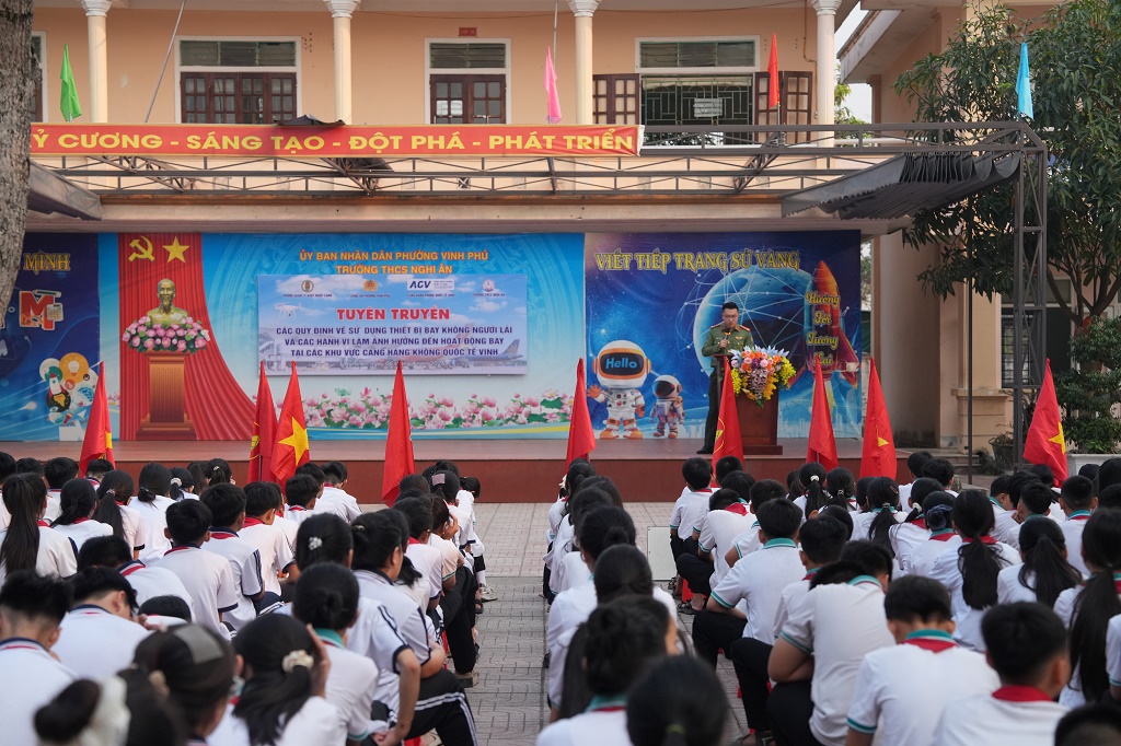 Tuyên truyền pháp luật an toàn hàng không cho học sinh