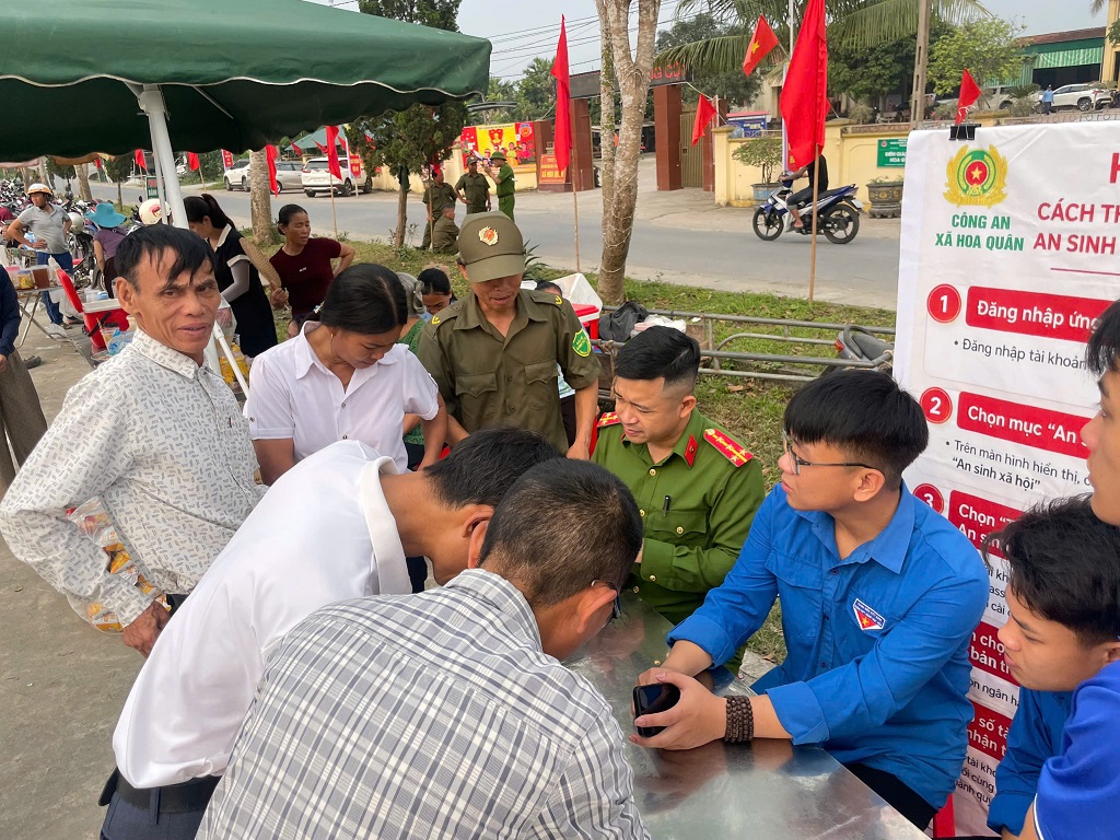 Công an xã Hoa Quân lồng ghép tuyên truyền VNeID tại Đại hội Thể dục thể thao xã