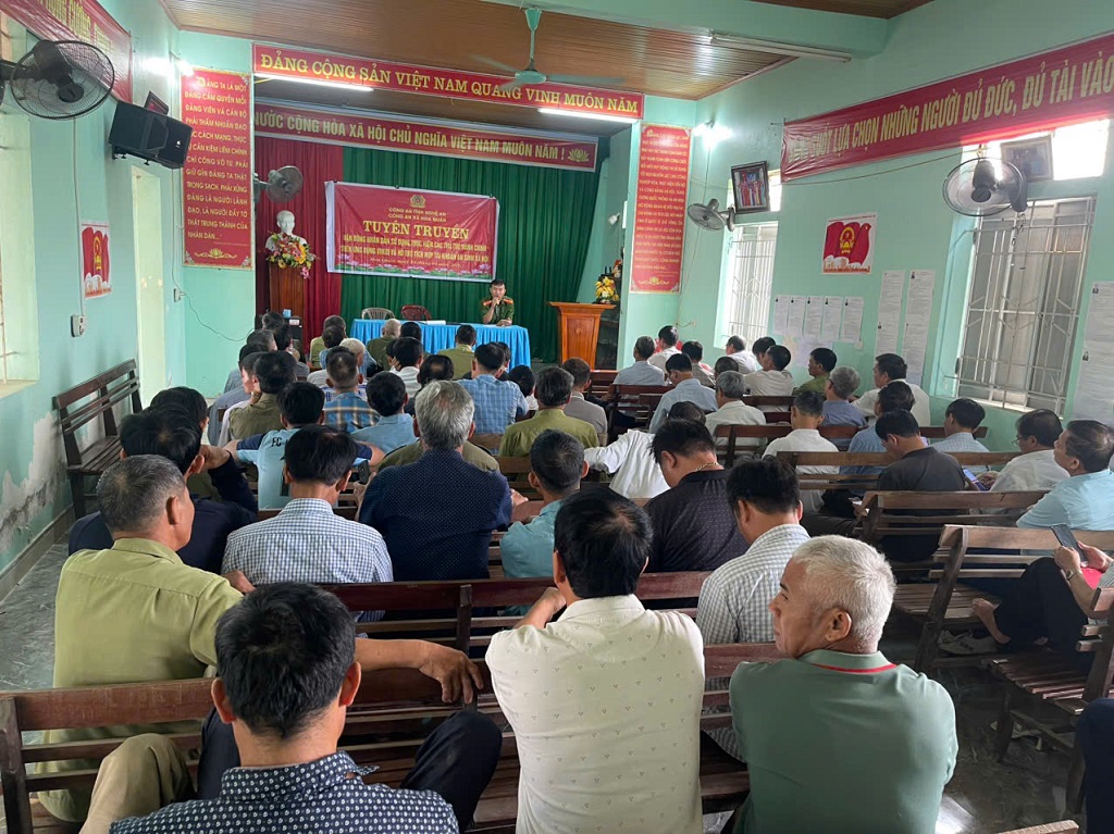 Công an xã Hoa Quân tuyên truyền, hướng dẫn người dân sử dụng ứng dụng VNeID