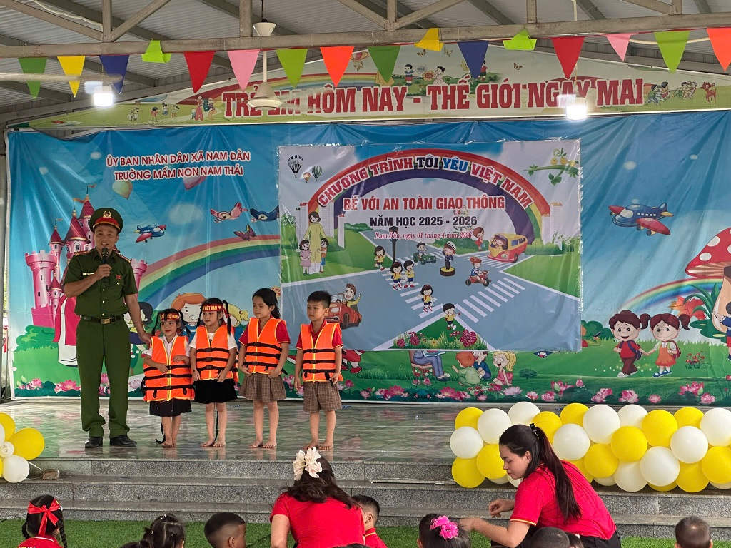 Công an xã Nam Đàn phối hợp tổ chức chương trình 