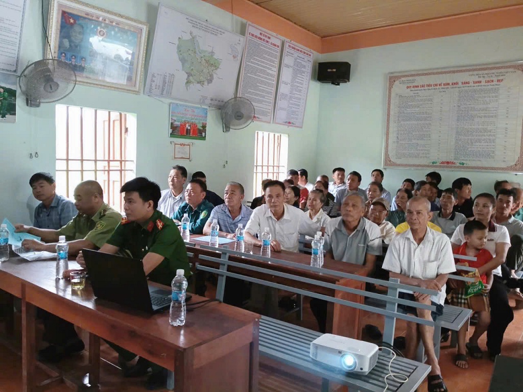 Công an xã Thiên Nhẫn phối hợp tuyên truyền phòng cháy, chữa cháy rừng cho người dân