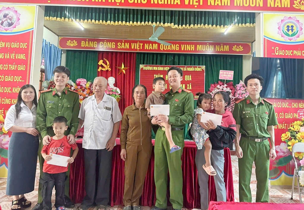 Công an xã Nghĩa Đồng tặng quà học sinh có hoàn cảnh khó khăn