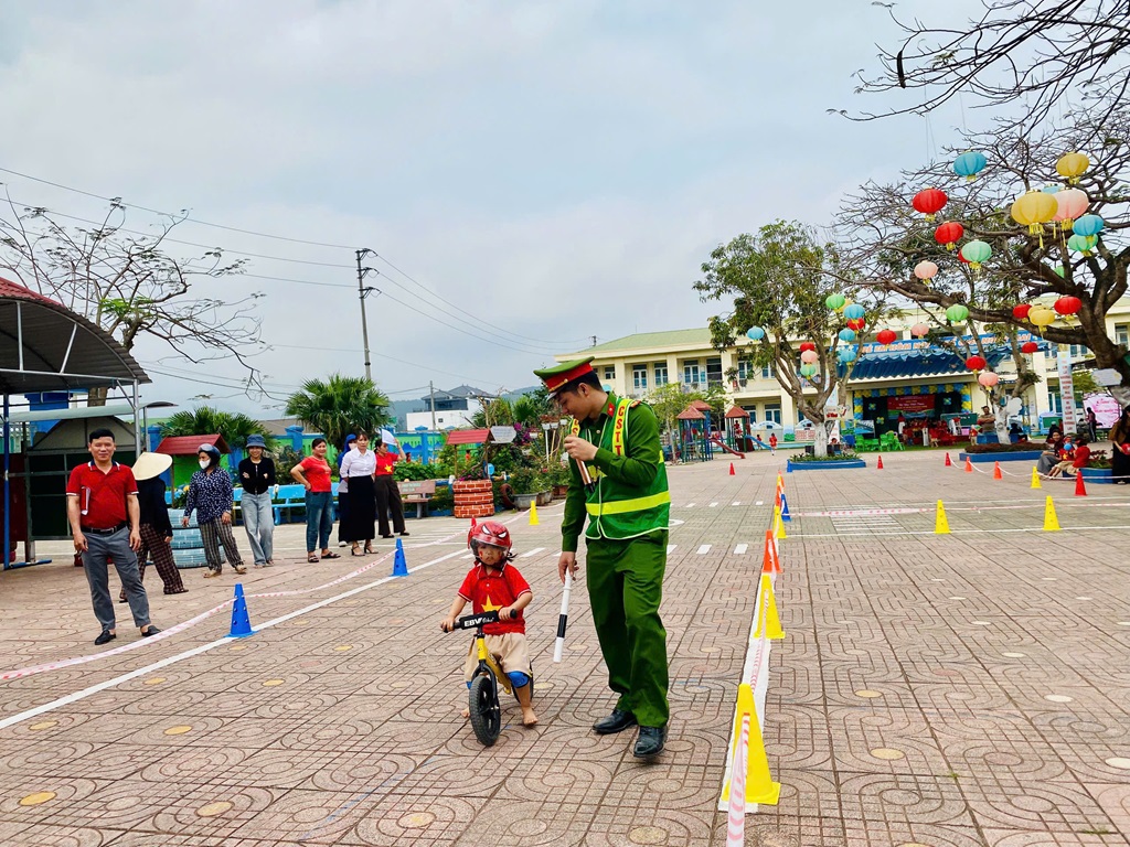 Công an xã Hải Lộc tuyên truyền pháp luật về an toàn giao thông