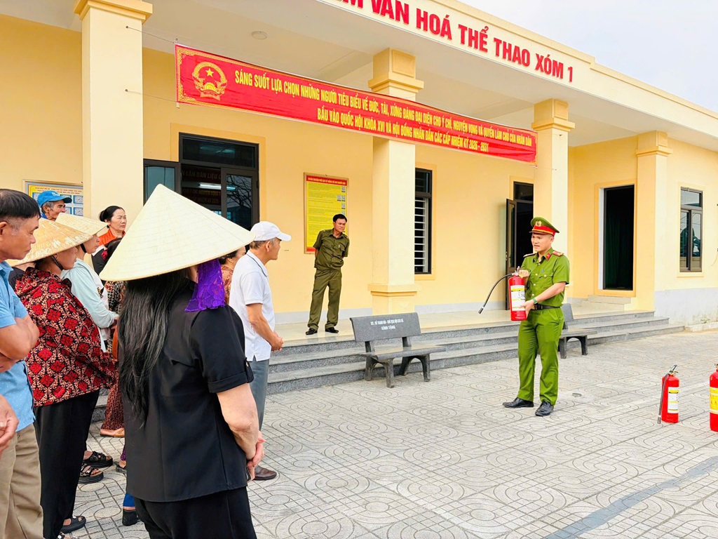 Công an xã Đông Lộc tuyên truyền pháp luật về phòng cháy, chữa cháy, cứu nạn cứu hộ