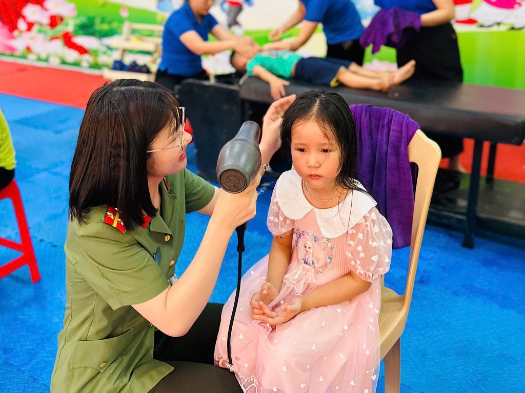 Công an xã Quỳ Hợp cắt tóc miễn phí cho trẻ mầm non