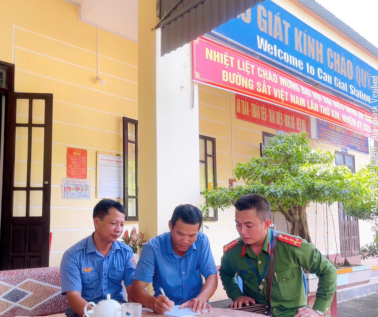 Tổ chức tuyên truyền, ký cam kết chấp hành quy định về an toàn giao thông đường sắ