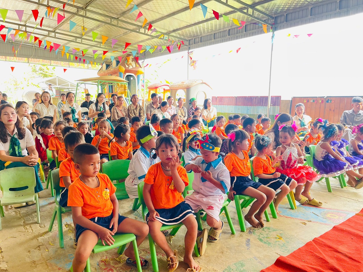 Công an xã Hữu Kiệm tổ chức sân chơi 