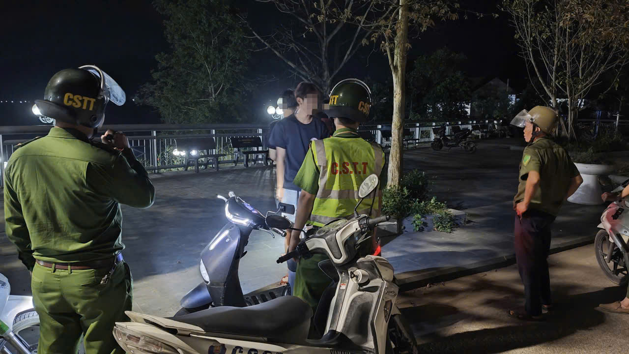 Công an xã Vạn An tuần tra đêm, kiểm soát thanh, thiếu niên phòng ngừa gây rối ANTT