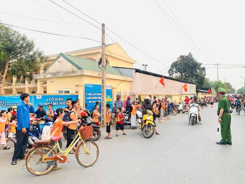 Công an phường Tây Hiếu tăng cường bảo đảm trật tự an toàn giao thông tại cổng trường