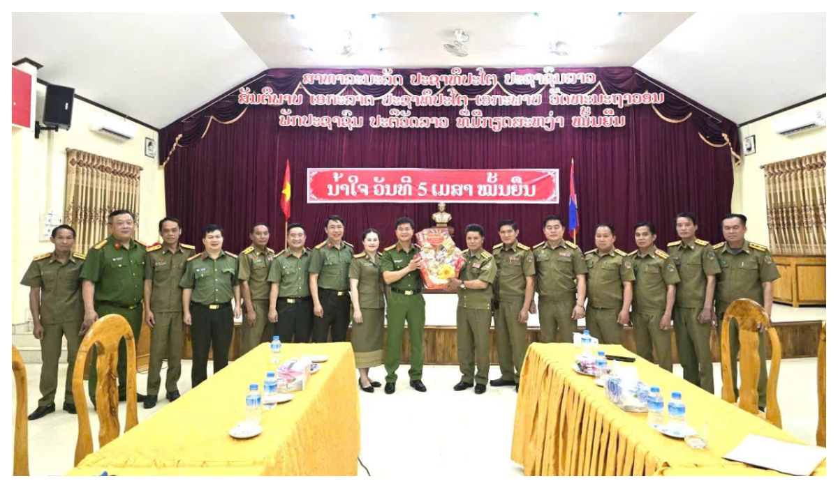 Công an tỉnh Nghệ An chúc Tết Công an tỉnh Hủa Phăn