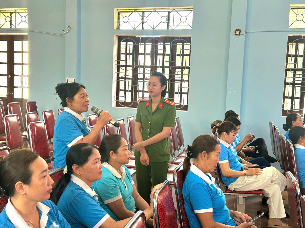 Công an xã Thiên Nhẫn tuyên truyền phòng, chống bạo lực gia đình và phòng, chống lừa đảo trên không gian mạng cho hội viên phụ nữ