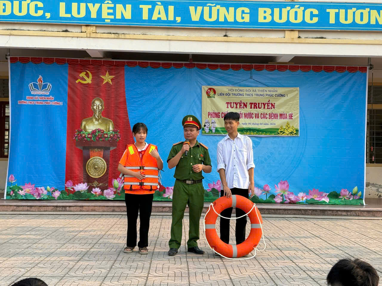 Công an xã Thiên Nhẫn tuyên truyền phòng, chống đuối nước trong trường học